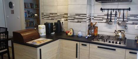 Køleskab, mikrobølgeovn, ovn, kogeplade