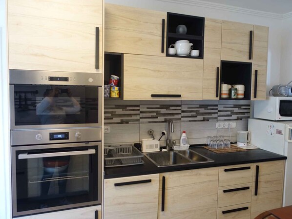 Fridge, microwave, oven, stovetop