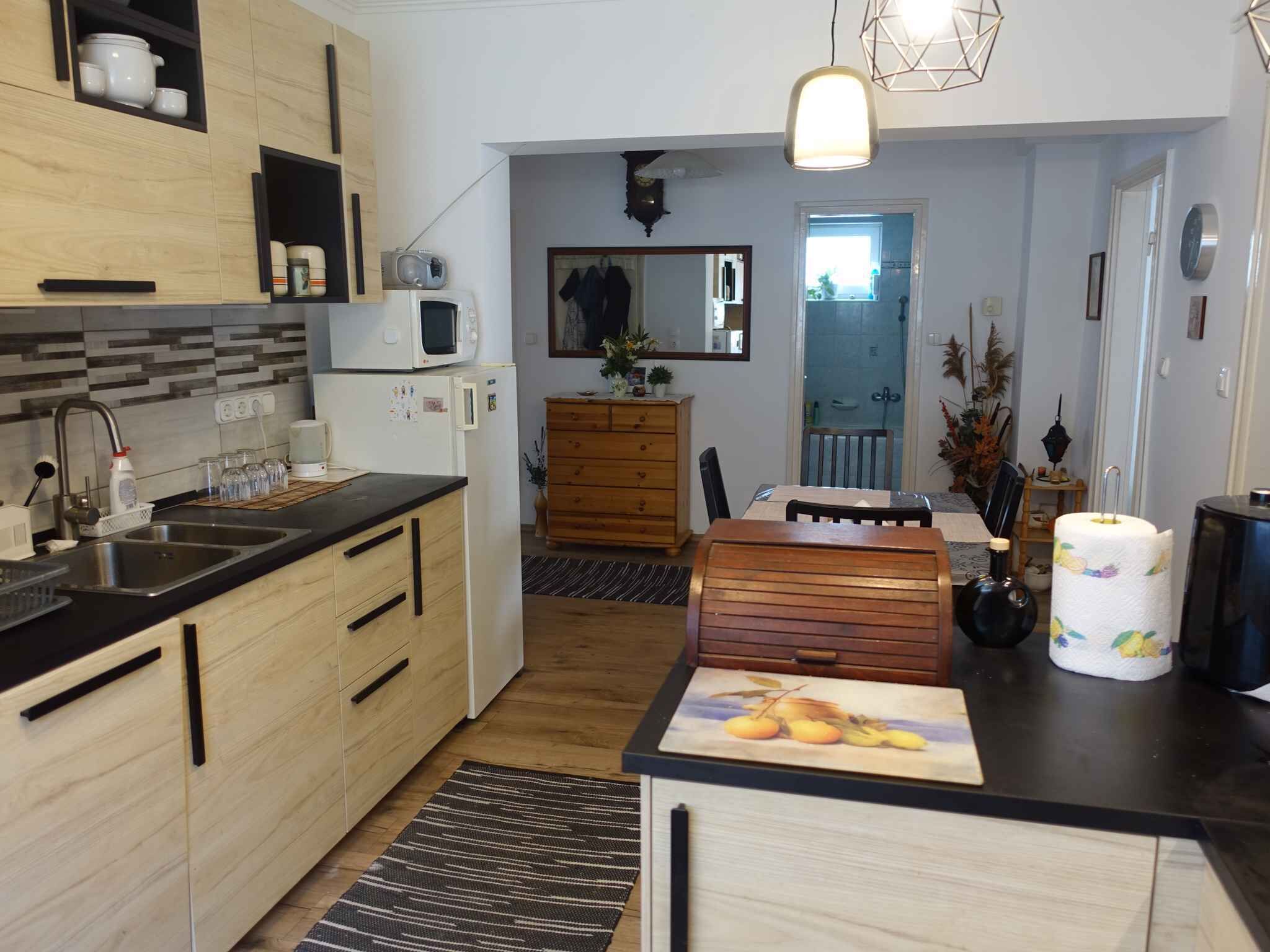 Frigorífico, microondas, horno y placa de cocina