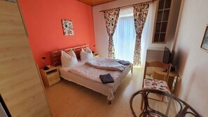 1 makuuhuone, vauvan matkasänky, internet