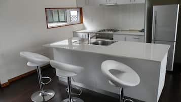 Chalet (4 Bedroom) | Cocineta privada | Refrigerador con congelador, microondas y parrilla de estufa