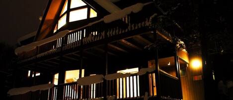 住宿正面 (夜晚)