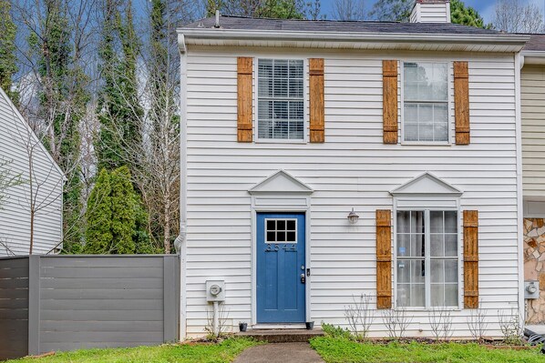 Exterior - Modern and Stunning townhouse close to KSU (Kennesaw)