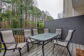 Outdoor dining - Modern and Stunning townhouse close to KSU (Kennesaw)