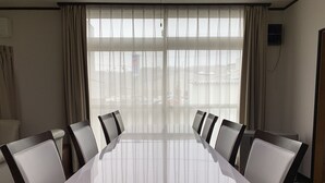 Rumah (3 Bedroom & 1 Tatami Room) | Makan di kamar