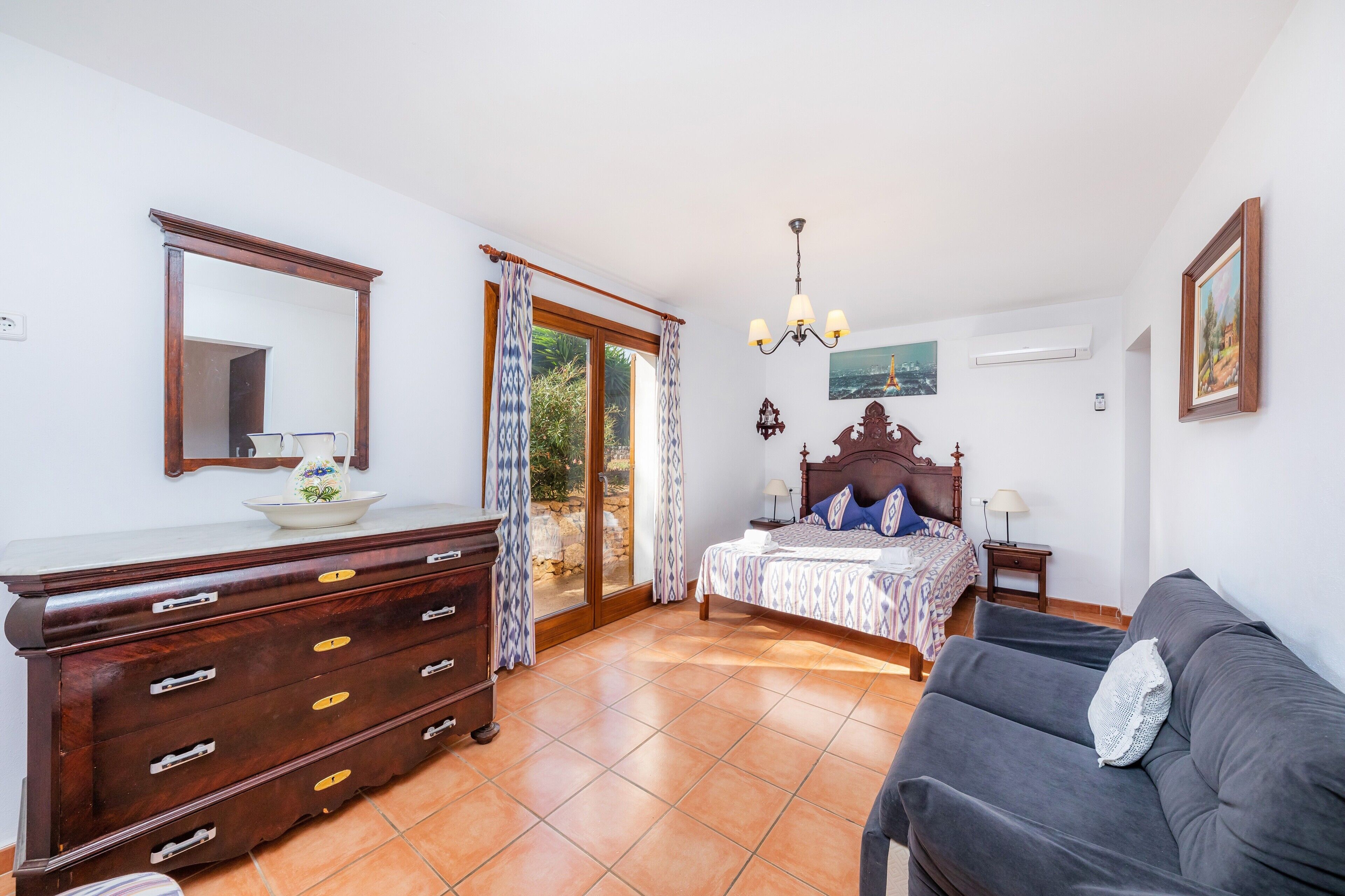 5 bedrooms, iron/ironing board, free WiFi, bed sheets