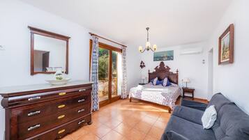 5 bedrooms, iron/ironing board, free WiFi, bed sheets