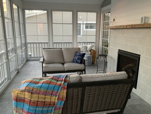 Smart TV, chimenea, estéreo y impresora 