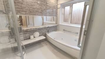 2 Bedroom House | Bathroom | Combined shower/tub, free toiletries, hair dryer, slippers