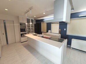 Talo (2 Bedroom) | Yksityinen keittonurkkaus | Täysikokoinen jääkaappi, mikroaaltouuni, liesi, astianpesukone