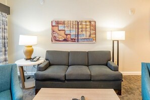 Een televisie, een open haard, een dvd-speler en een tafeltennistafel