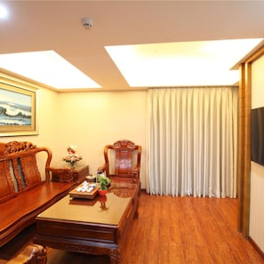 Deluxe Suite | Living area | Flat-screen TV - Hejing Hotel (Guangzhou)