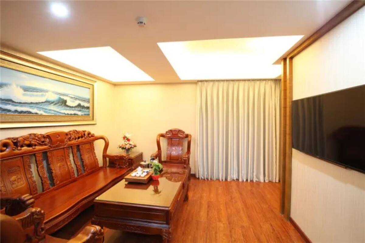 Deluxe Suite | Desk, WiFi (free)