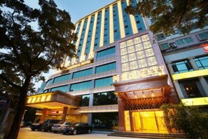 Front of property - evening/night - Hejing Hotel (Guangzhou)