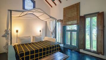 Brankas, tirai kedap cahaya, setrika/meja setrika, dan seprai linen