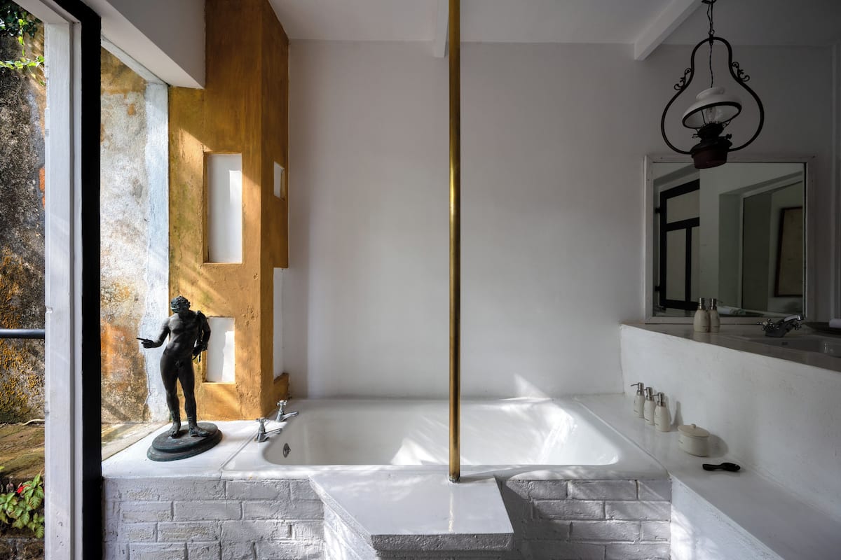Lunuganga Master Suite | Zimmersafe, Verdunkelungsvorhänge, Bügeleisen/Bügelbrett, Bettwäsche