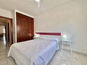 1 bedroom, iron/ironing board, Internet - RC Flat in Roses center with parking (Roses)