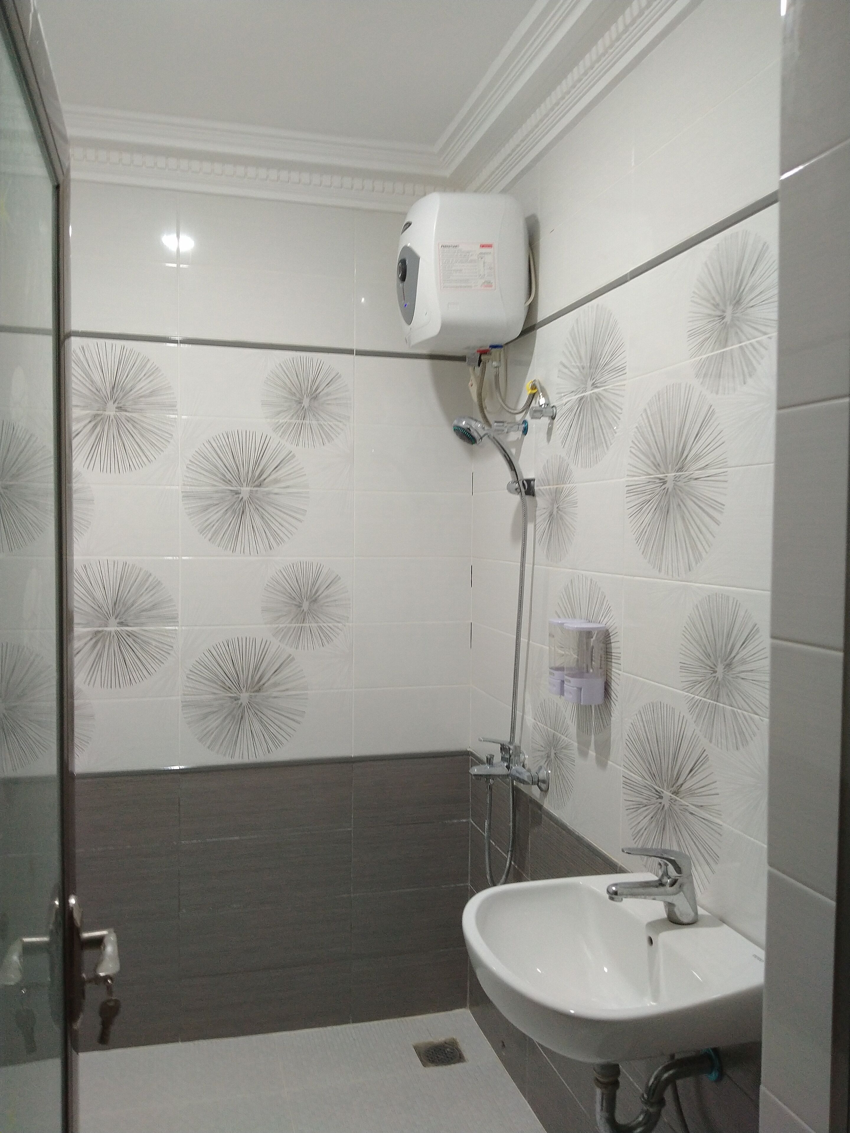 Shower, rainfall showerhead, free toiletries, bidet