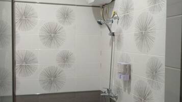 Douche, douche à « effet pluie », articles de toilette gratuits, bidet