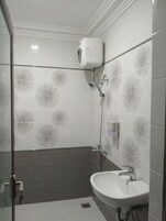 Shower, rainfall showerhead, free toiletries, bidet