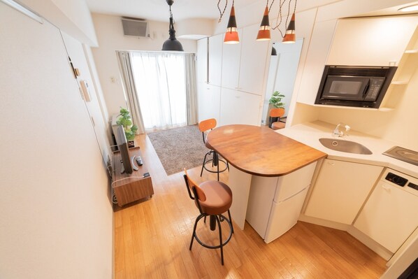 Fridge, microwave, stovetop, cookware/dishes/utensils