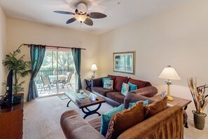 TV, DVD player, foosball, table tennis - 2nd floor condo w/ balcony, sauna, shared pools, restaurant, near theme parks (Davenport)
