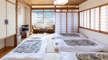 Japanese-style Quadruple Room with Shared Bathroom | Free WiFi