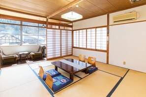 Chambre traditionnelle, salle de bains commune (Japanese Style, Quadruple) | Accès au Wi-Fi (inclus)