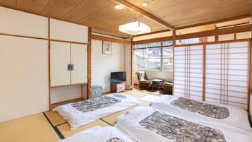Japanese-style Quadruple Room with Shared Bathroom | Free WiFi