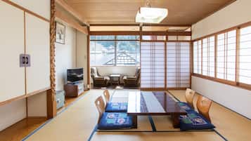 Japanese-style Quadruple Room with Shared Bathroom | Free WiFi