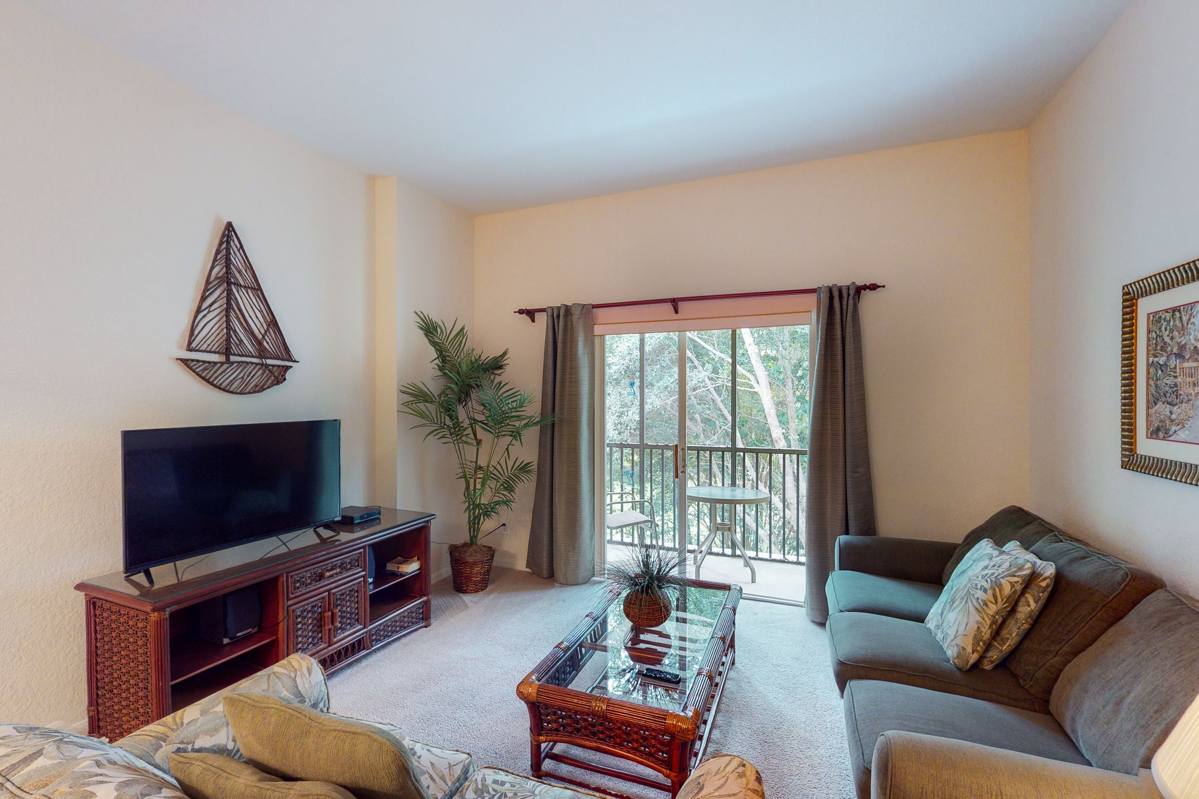 3rd floor condo w/ restaurant, tennis court, sauna, pools, near theme parks