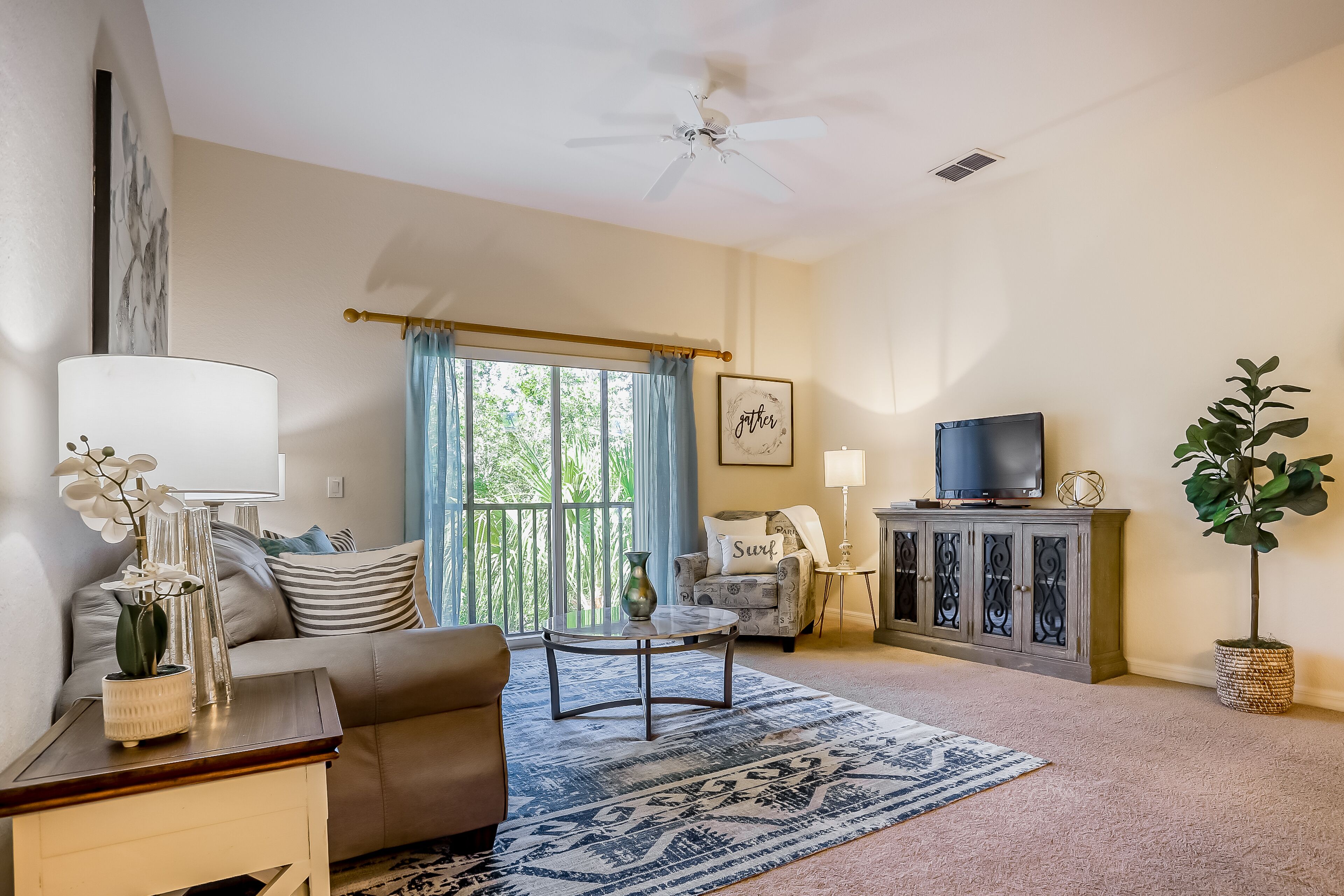 Third floor condo with central AC and pool & hot tub access - near theme parks
