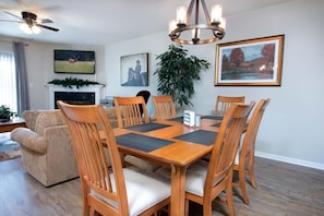 Condo, Multiple Beds (Whispering Pines 632 Pigeon Forge Vac) | Dining