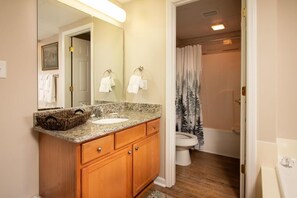 Condo, Berbilang Katil (Whispering Pines 632 Pigeon Forge Vac) | Kemudahan bilik mandi