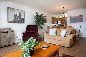 Apartment, Mehrere Betten (Whispering Pines 632 Pigeon Forge Vac) | Wohnzimmer