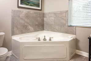 Condo, Multiple Beds, Mountain View (Mountain View Resort 3307 3 BD/2BA Pi) | Bathroom amenities