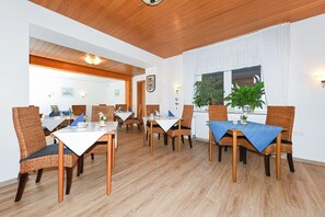 Unclassified image, 3 of 25, button - Single room in the Hotel-Pension Marlies - Single room (Neuharlingersiel)