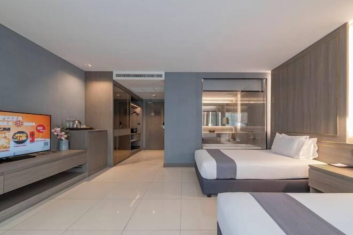 Ropa de cama de alta calidad, minibar, caja fuerte y escritorio