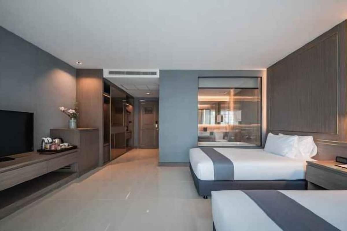 1 bedroom, premium bedding, minibar, in-room safe