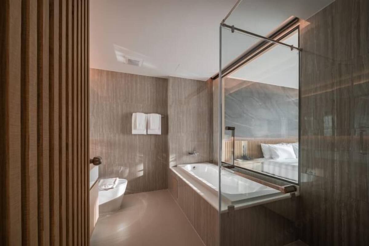 Ducha y bañera combinadas y artículos de higiene personal gratuitos
