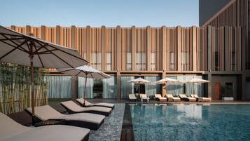 2 albercas al aire libre, sombrillas en la alberca y camastros