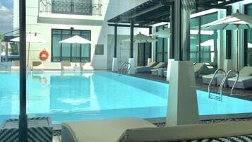 2 albercas al aire libre, sombrillas en la alberca y camastros