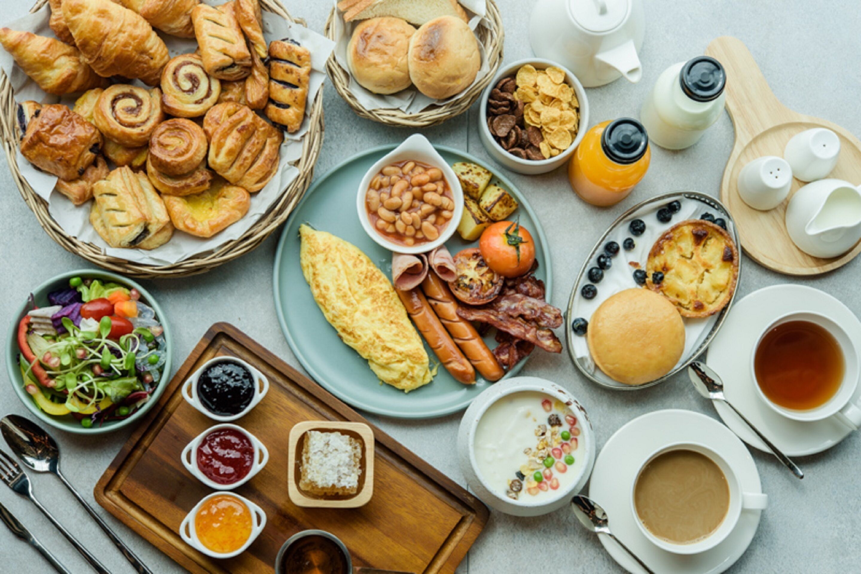 2 restaurants, breakfast, lunch, dinner served; international cuisine