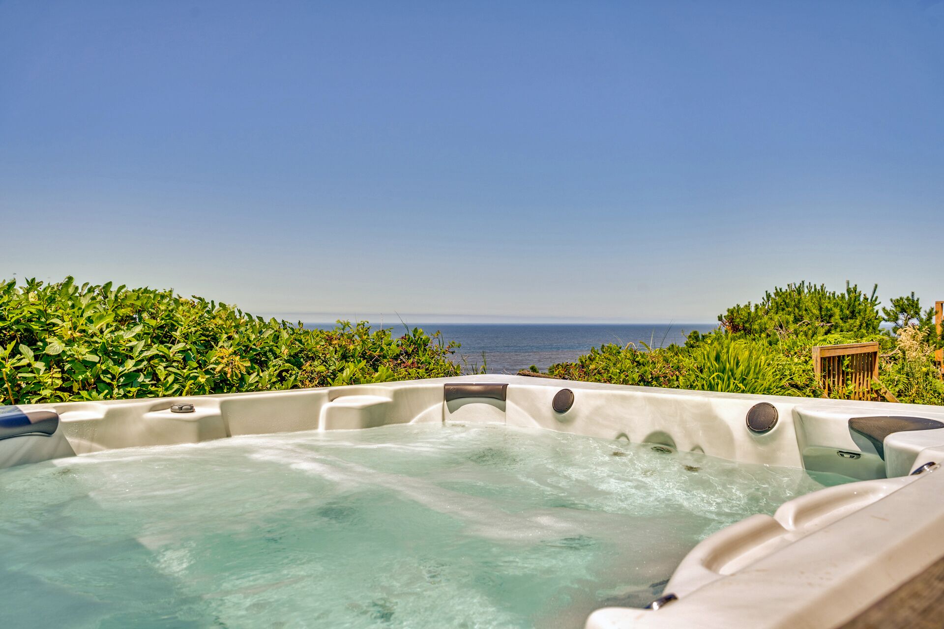 Serene Oceanfront Home. WiFi, Dual Decks, HotTub. True Million Dollar Views...
