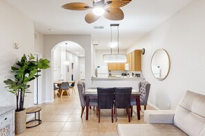 Televisio, DVD-soitin, pöytäjalkapallopöytä, pöytätennispöytä