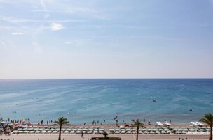 Praia particular nas proximidades, areia preta 