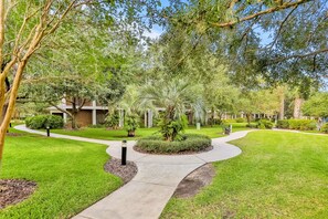 Property grounds - 2nd floor condo near theme parks, restaurant, basketball court, tennis court (Davenport)