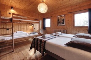 5 quartos, escrivaninha, ferros/tábuas de passar roupa, berço de viagem