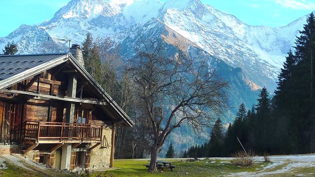 A rustic wooden cabin with a balcony, set against a backdrop of snow-capped mountains and a clear sky. - Chalet 10 pers, on the slopes, Mont Blanc view (St nicolas de veroce / st gervais les ba)