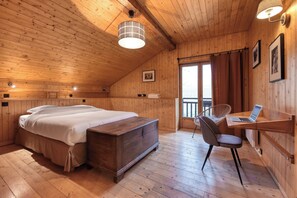 5 bedrooms, desk, iron/ironing board, travel cot